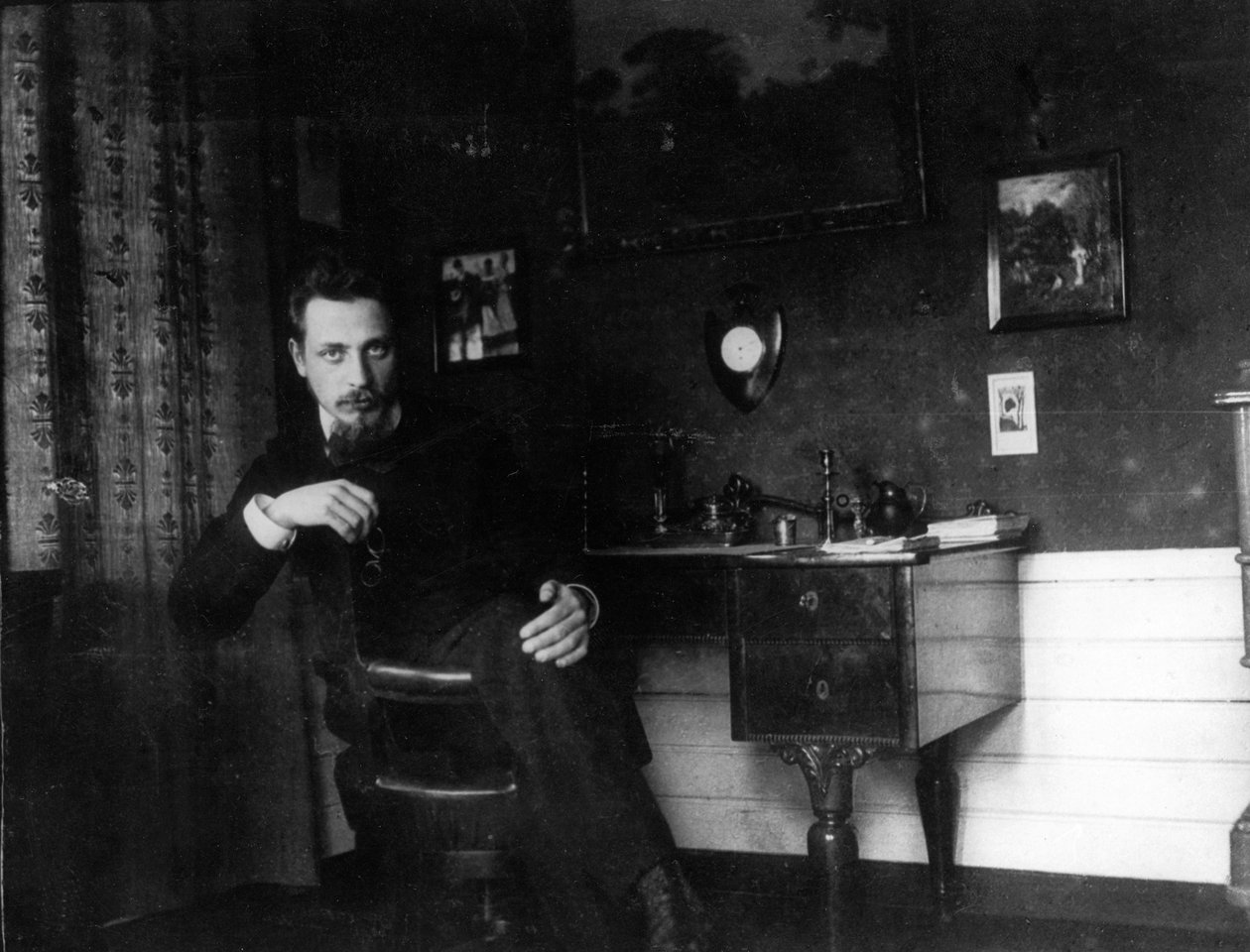 Rainer Maria Rilke i hans studie, ca. 1905. av Unbekannt