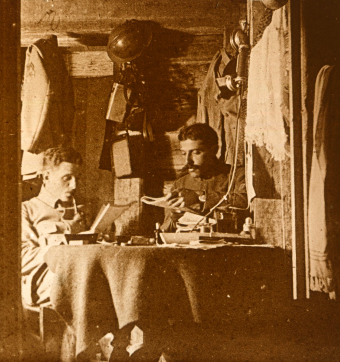 Lesing i skyttergravene, c1914-c1918 av Unbekannt