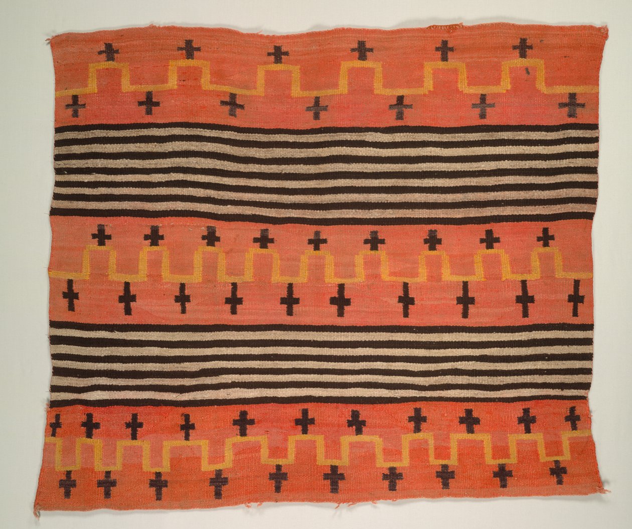 Teppe kvinner som bærer teppe, ca. 1895-1905. av Unbekannt