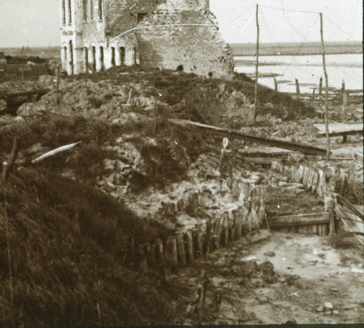 Ødelagt bygning og skyttergraver langs kysten, c1914-c1918 av Unbekannt