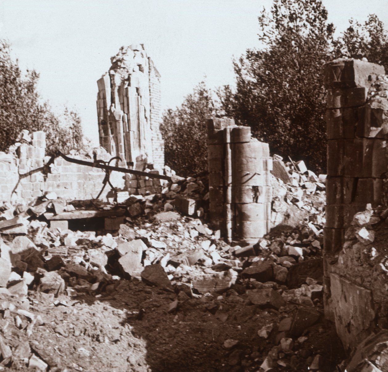 Ødelagt slott, Pinon, Nord-Frankrike, c1914-c1918 av Unbekannt