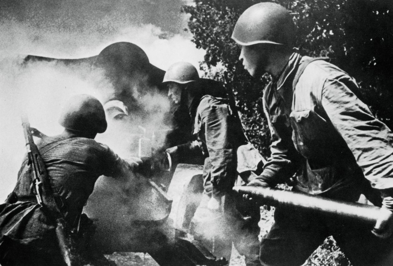 Russisk artilleri i aksjon, østfronten, 1943 av Unbekannt