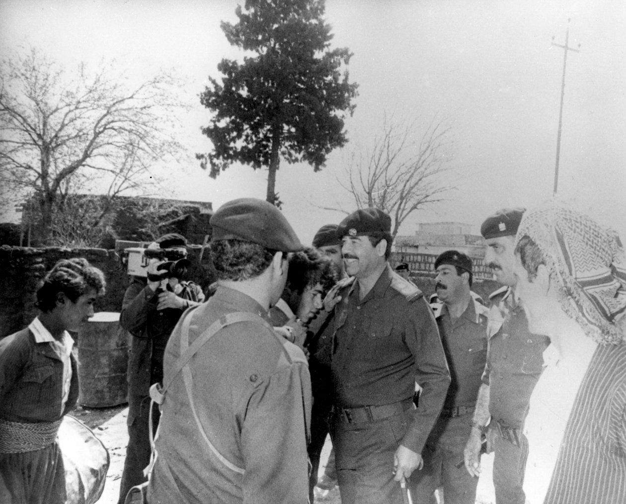 Saddam Hussein på turné i nasjonen, Irak, 1987 av Unbekannt