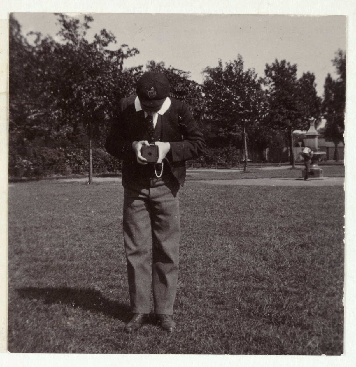 Skolegutt tar et bilde, ca 1905 av Unbekannt