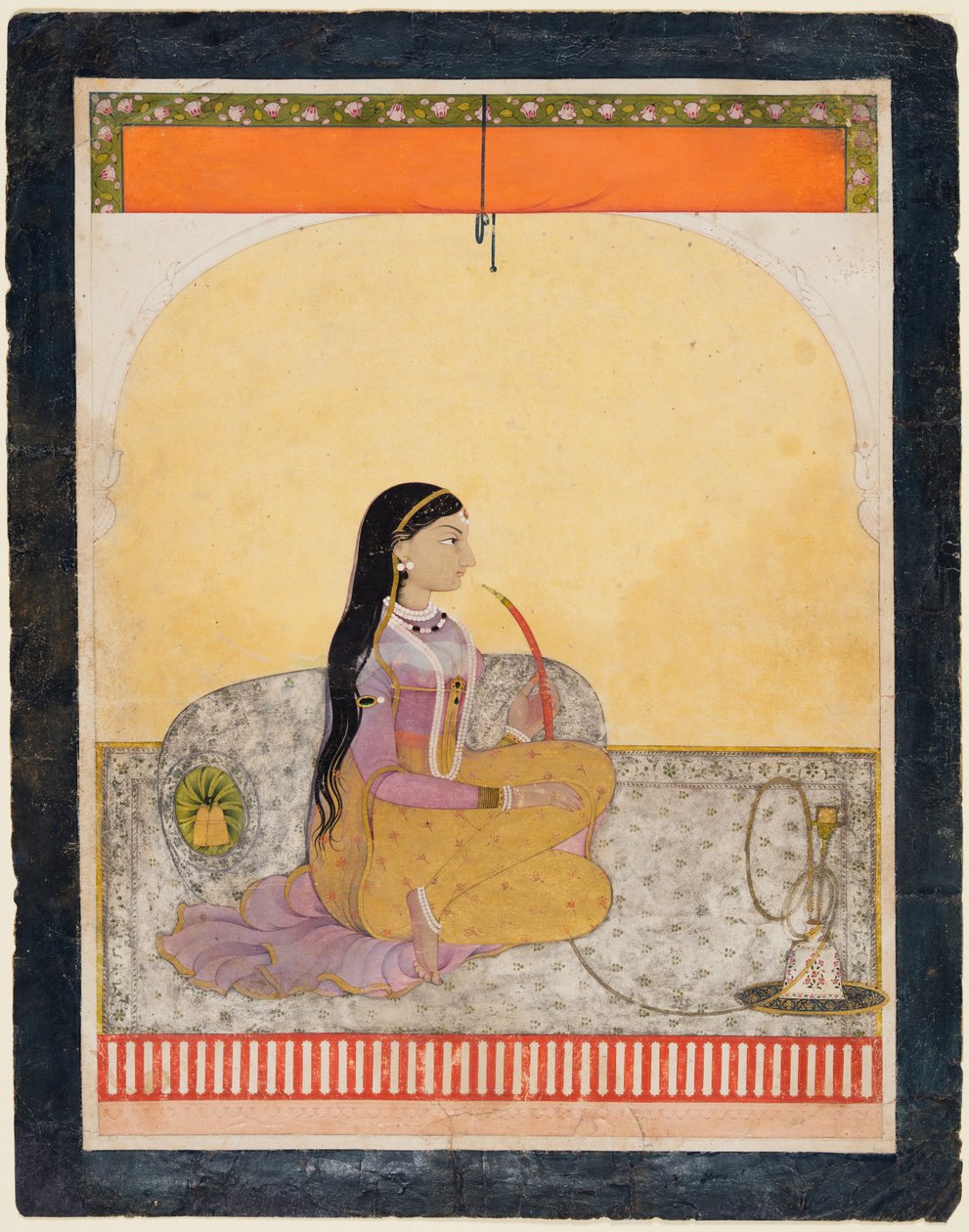 Sittende dame som røyker en vannpipe, ca. 1780. av Unbekannt