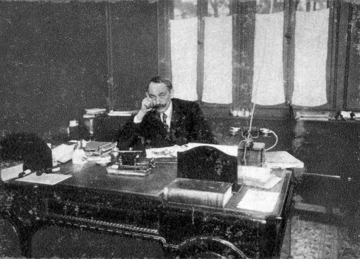 Serge Voronoff , russiskfødt fransk kirurg, 1923 av Unbekannt