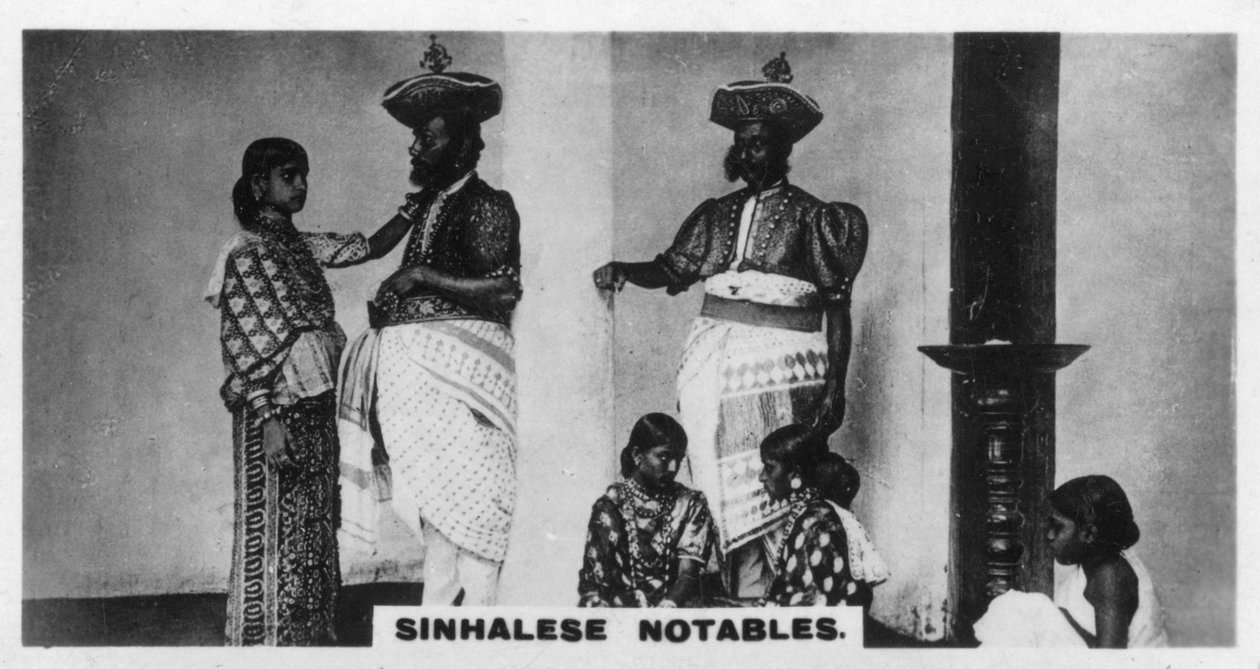 Singalesiske notabiliteter, Ceylon, c1925 av Unbekannt