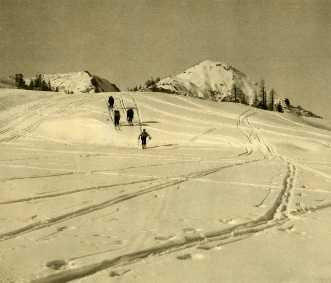 Gå på ski i Totes Gebirge-fjellene, Østerrike, c1935. av Unbekannt