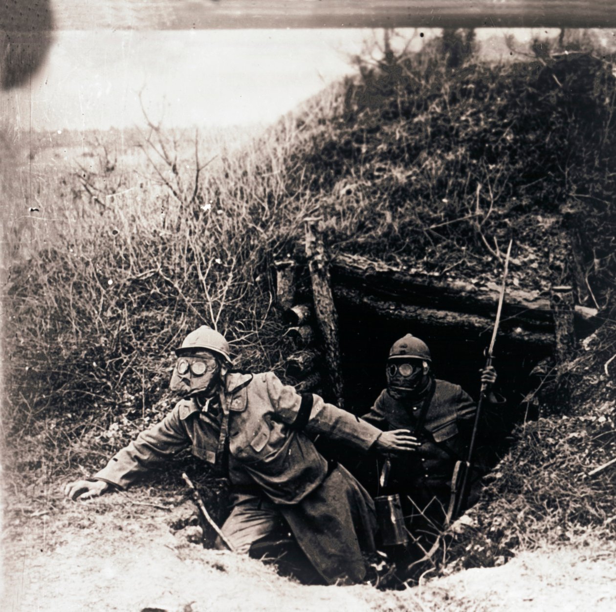 Soldater i gassmasker som dukker opp fra skyttergraver, c1914-c1918 av Unbekannt