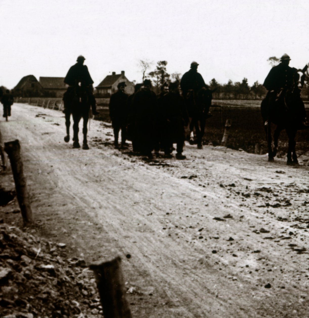 Soldater på en vei, c1914-c1918 av Unbekannt