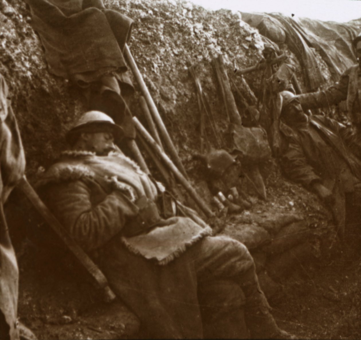 Soldater hviler i skyttergraver, c1914-c1918 av Unbekannt