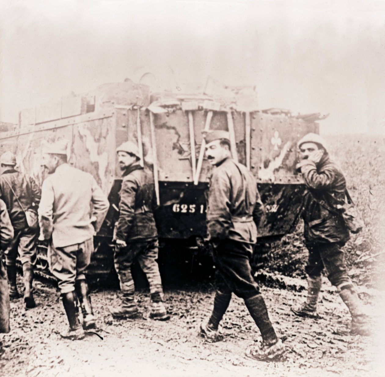Soldater som går bak tank, c1914-c1918. av Unbekannt