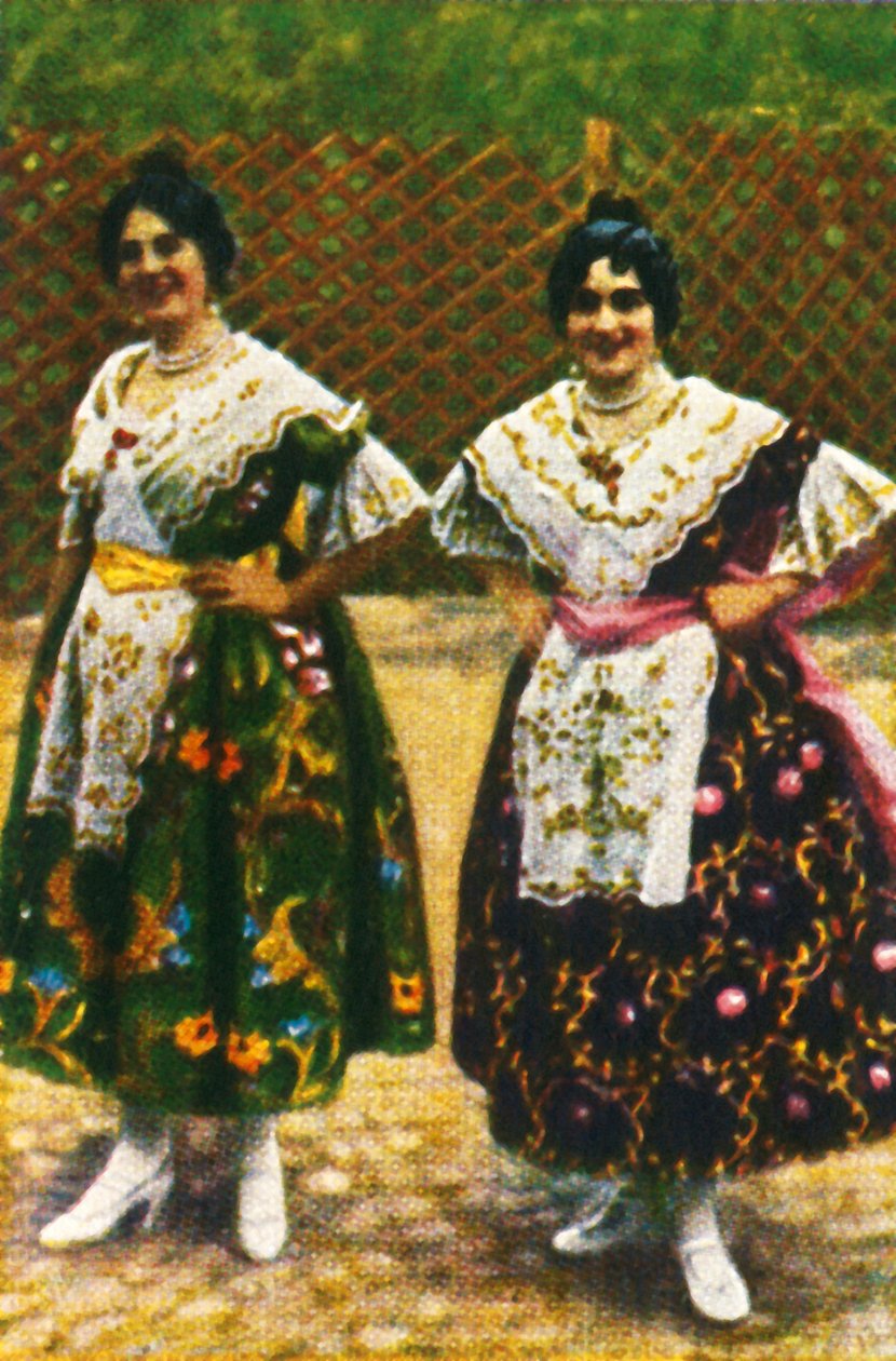Spanske kvinner i tradisjonell drakt, c1928. av Unbekannt
