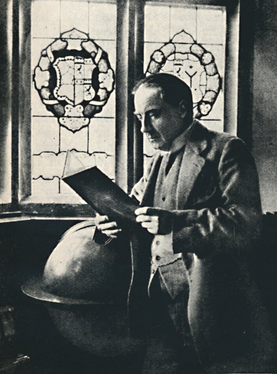 Stanley Baldwin i Gallery at Chequers, c1925 av Unbekannt