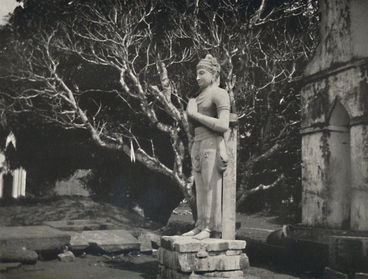 Steinfigur nær Ruwanweli Dagoba, Anuradhapura, 1926 av Unbekannt