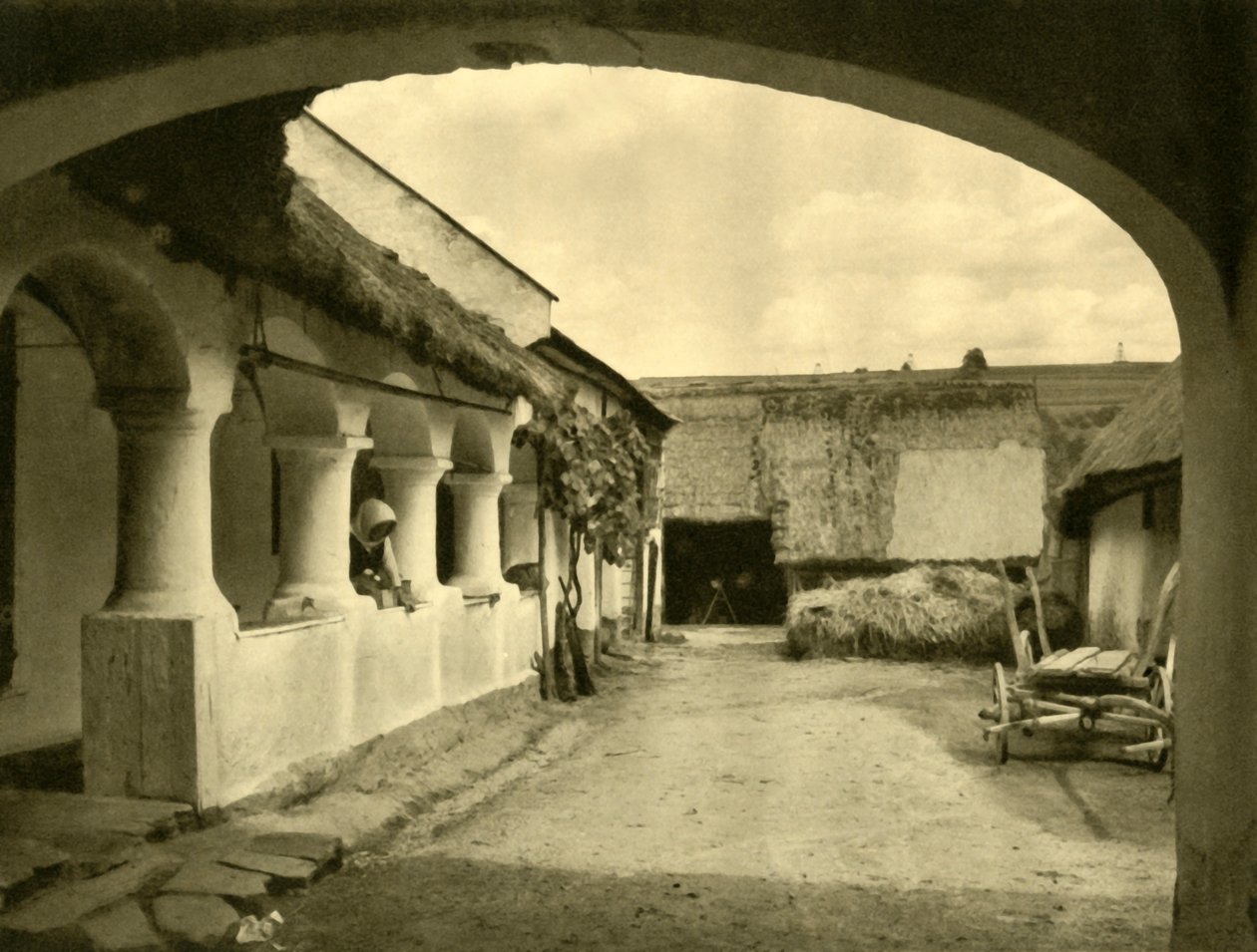 Arkadenhof, Oberschützen, Burgenland, Østerrike, c1935. av Unbekannt