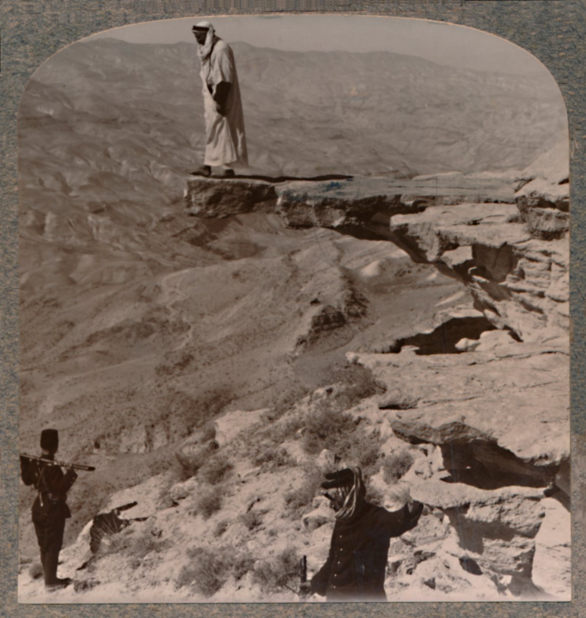Arno. Dragoman stående på stein, ca 1900 av Unbekannt