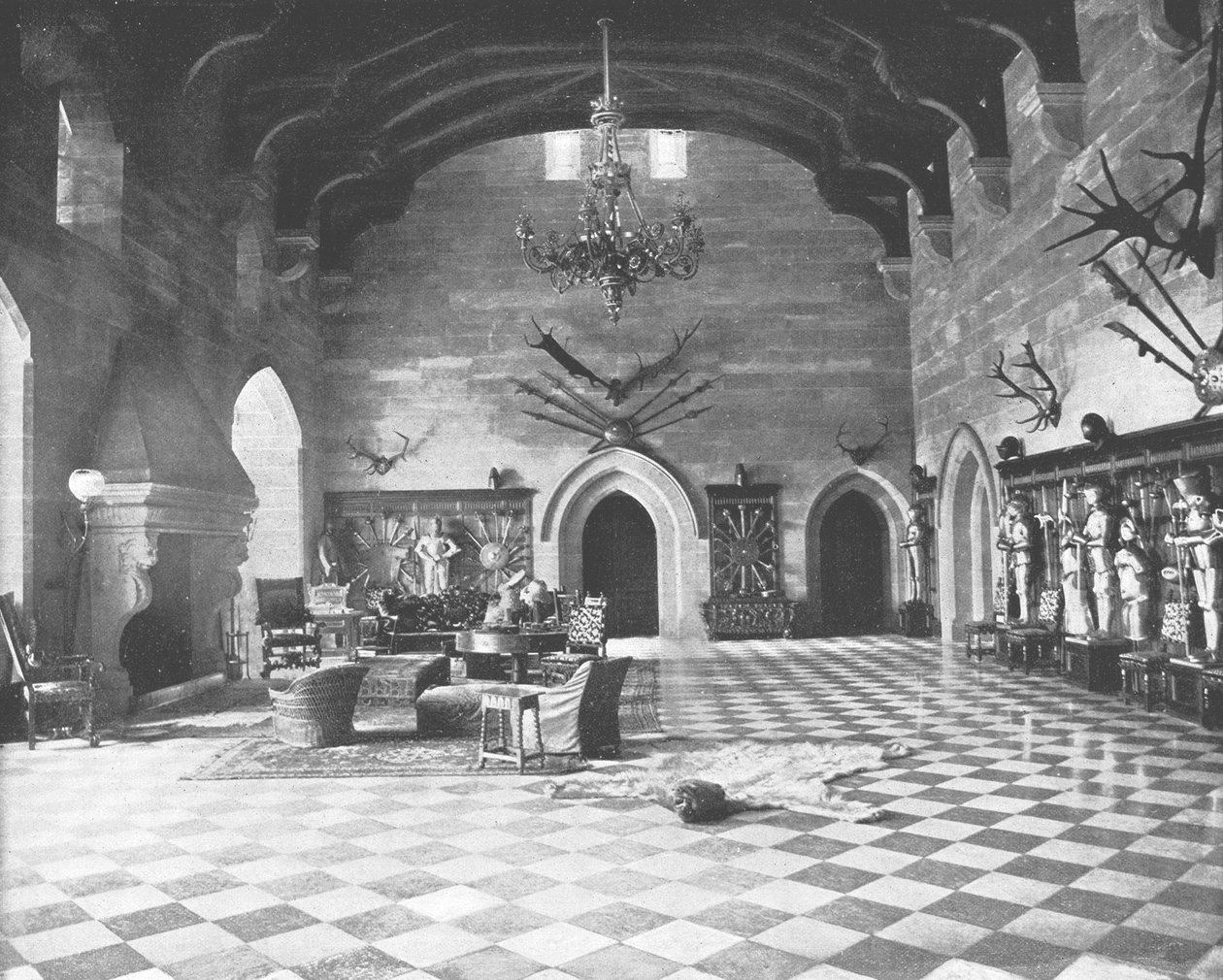 The Great Hall, Warwick Castle, Warwickshire, 1894. av Unbekannt