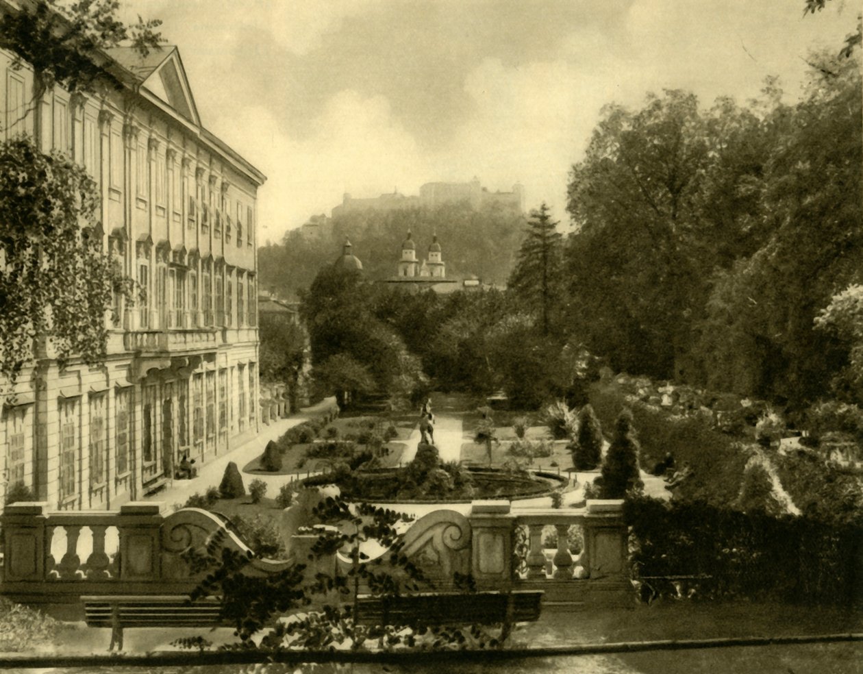 Mirabell-palasset og hagene, Salzburg, Østerrike, c1935. av Unbekannt