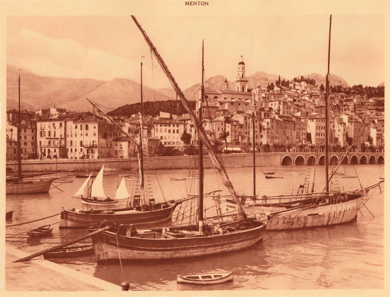 Havnen og gamlebyen, Menton, 1930. av Unbekannt