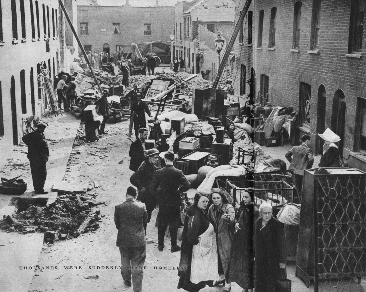 Tusenvis ble plutselig gjort hjemløse, ca 1940 1942 av Unbekannt