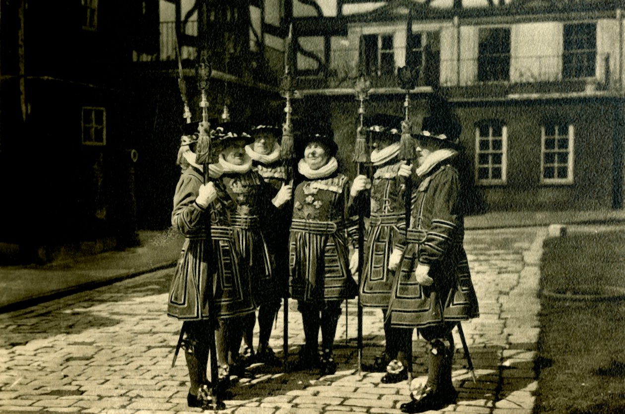 Tower of London Yeoman Warders, c1920. av Unbekannt