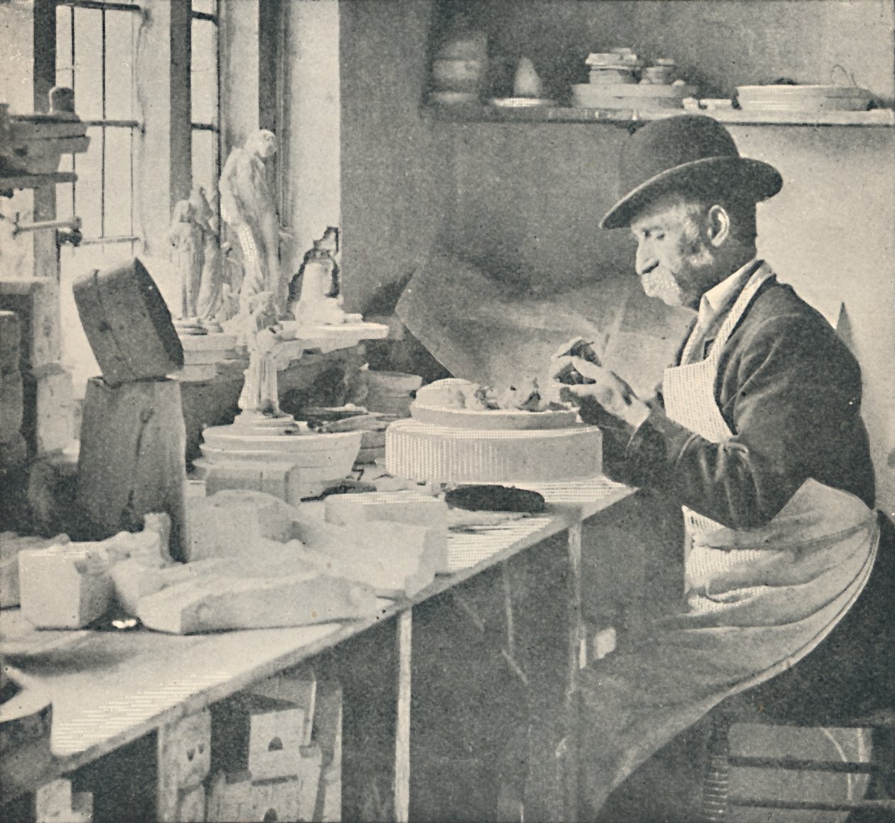 Trimming av deler av rå leire, c1917 av Unbekannt