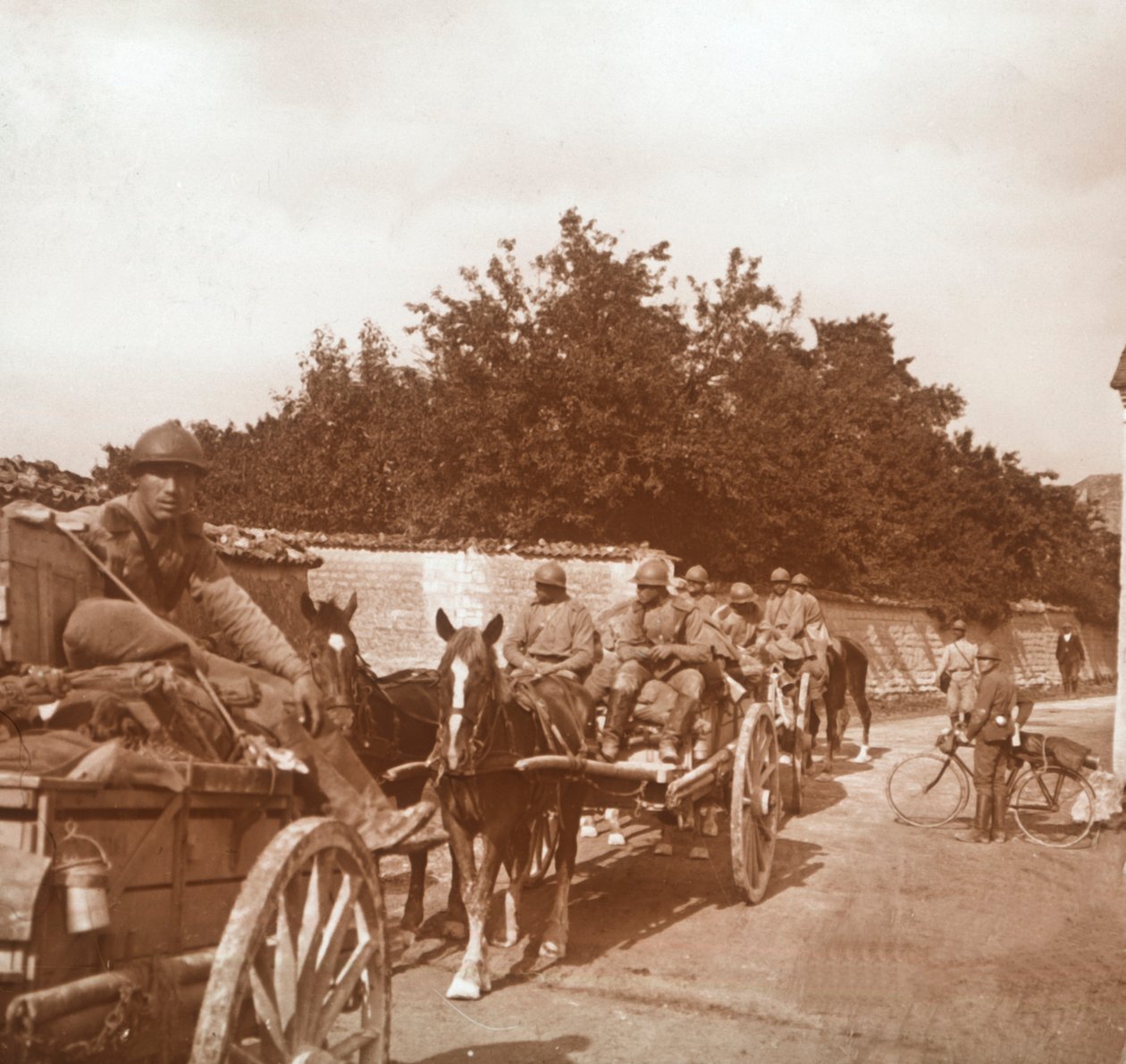 Tropper i hestevogner, Raux, Frankrike, c1914-c1918 av Unbekannt
