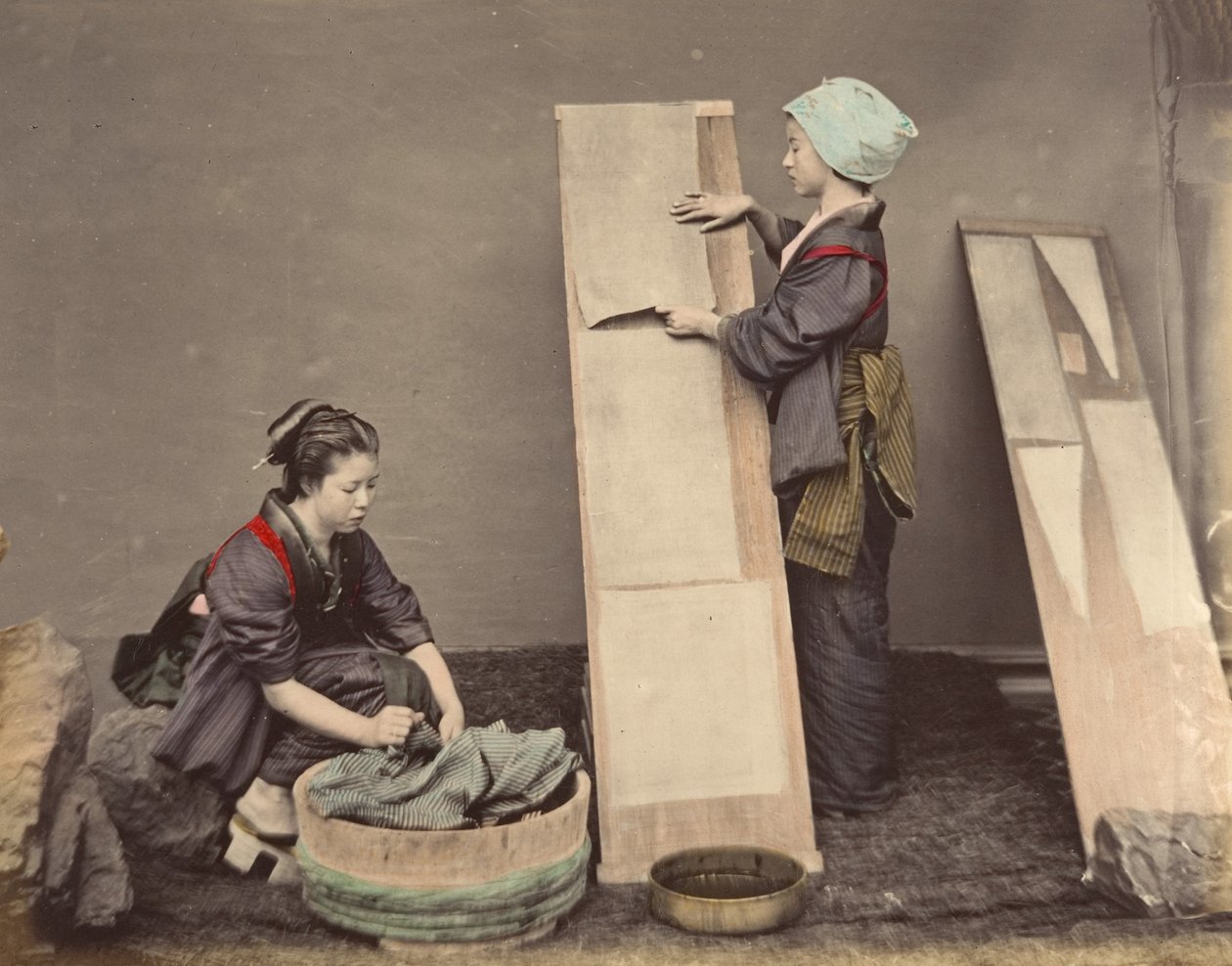 [To japanske kvinner poserer med klesvask], 1870-tallet. av Unbekannt
