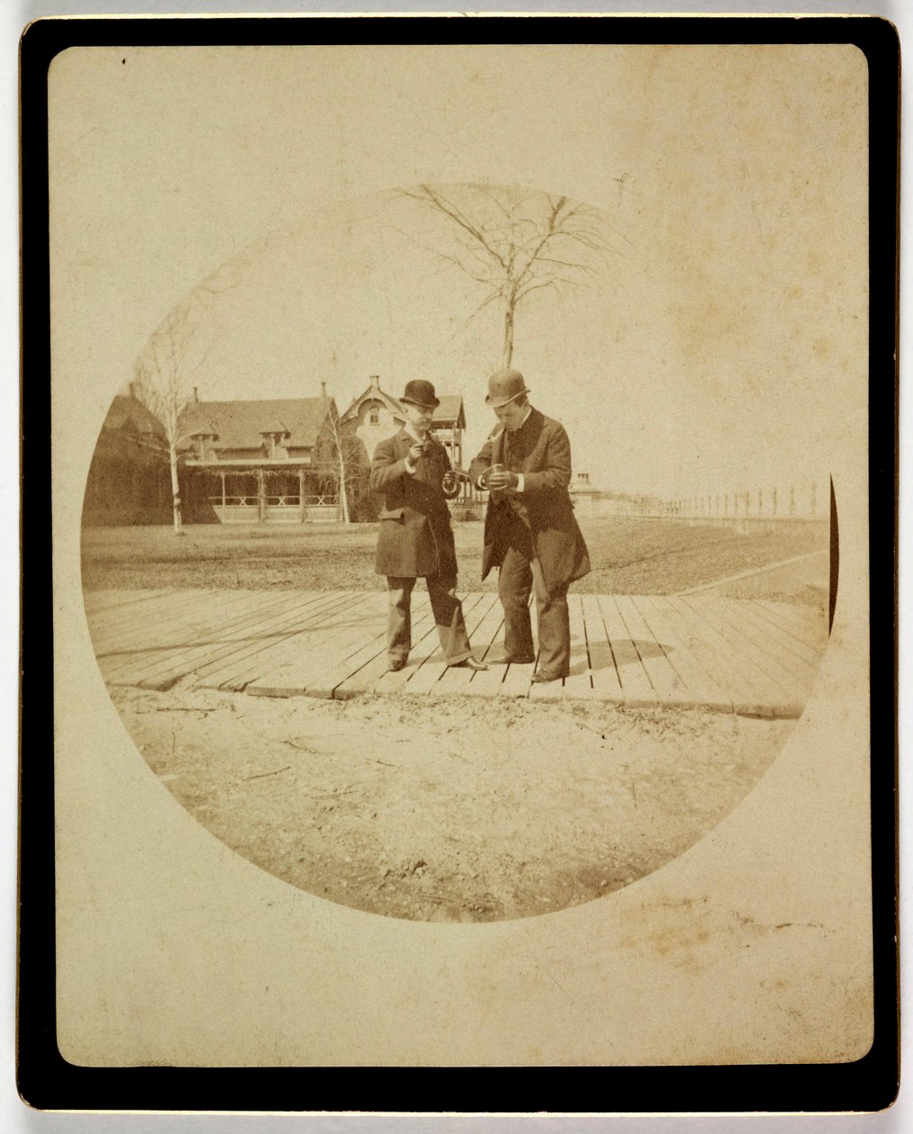 "To menn på en strandpromenade", vers 1890 av Unbekannt