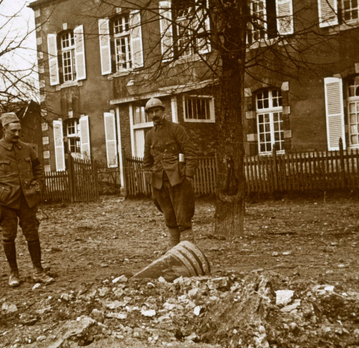 Ueksplodert 380-skall, Verdun, Nord-Frankrike, c1914-c1918 av Unbekannt