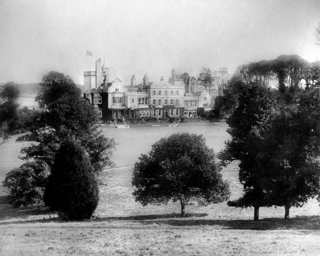 Utsikt over bygningen overfor åkre, c1882 av Unbekannt