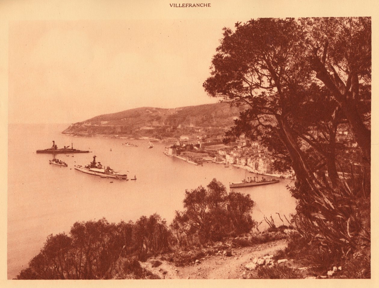 Utsikt over byen og Roadstead, Villefranche, 1930. av Unbekannt