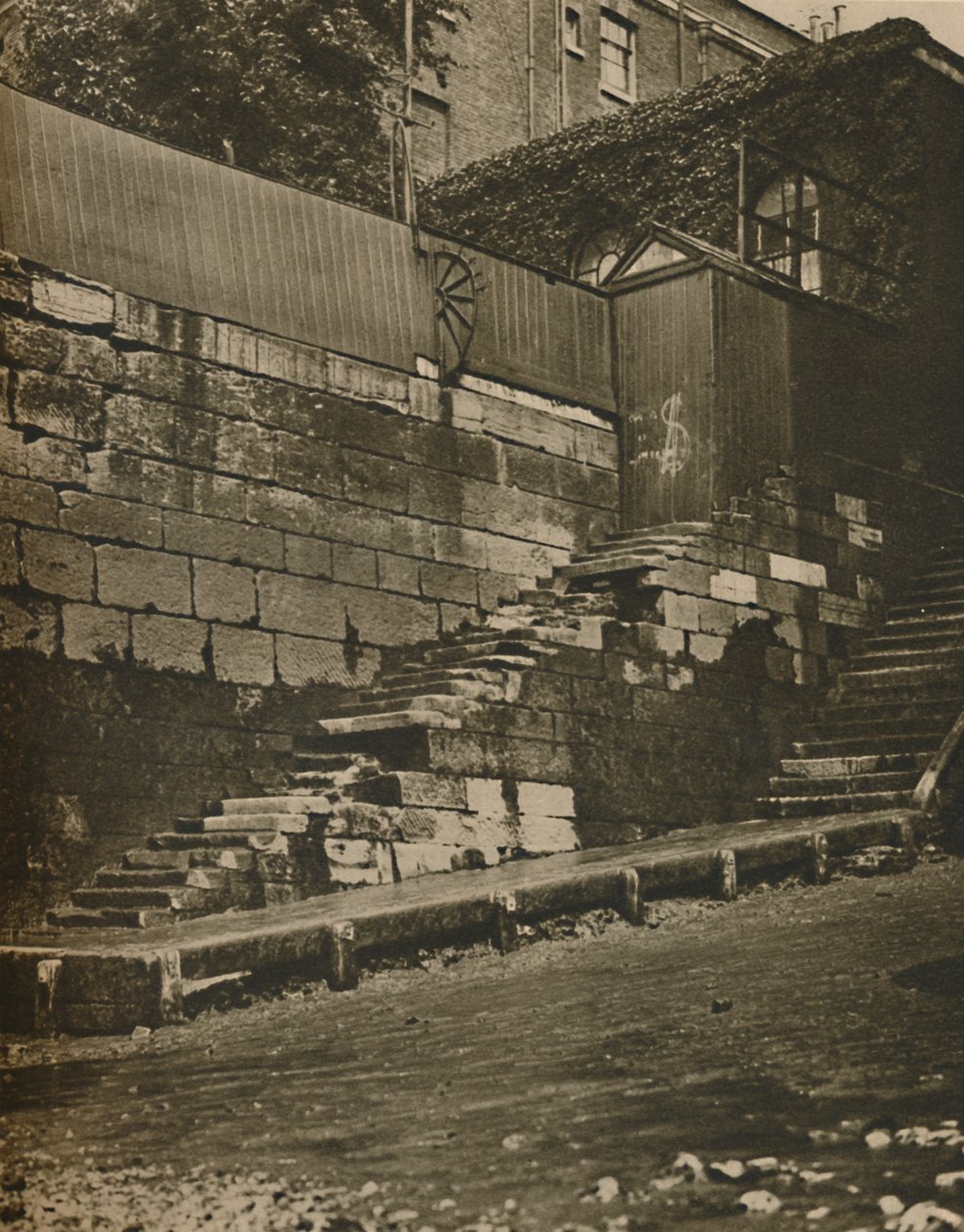 Wapping Old Stairs, Where the Watermen Plied, c1935. av Unbekannt