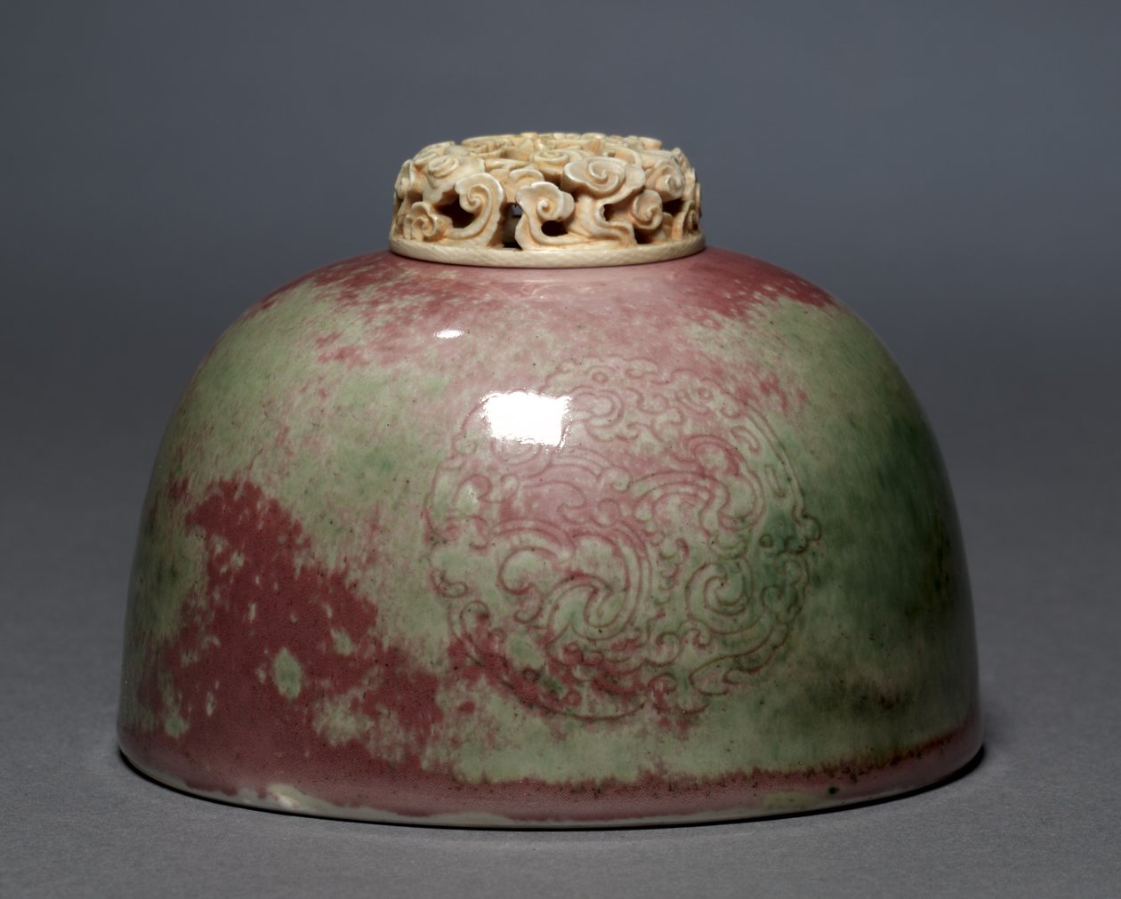 Vanngryte med elfenbenslokk, 1662-1722. av Unbekannt