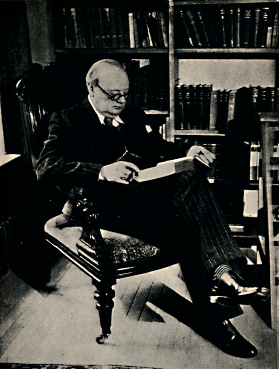 Winston Spencer Churchill i biblioteket hans, 1945. av Unbekannt