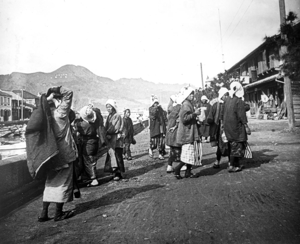Kvinne som bærer massevis av kull, Nagasaki, Japan, c1900 av Unbekannt
