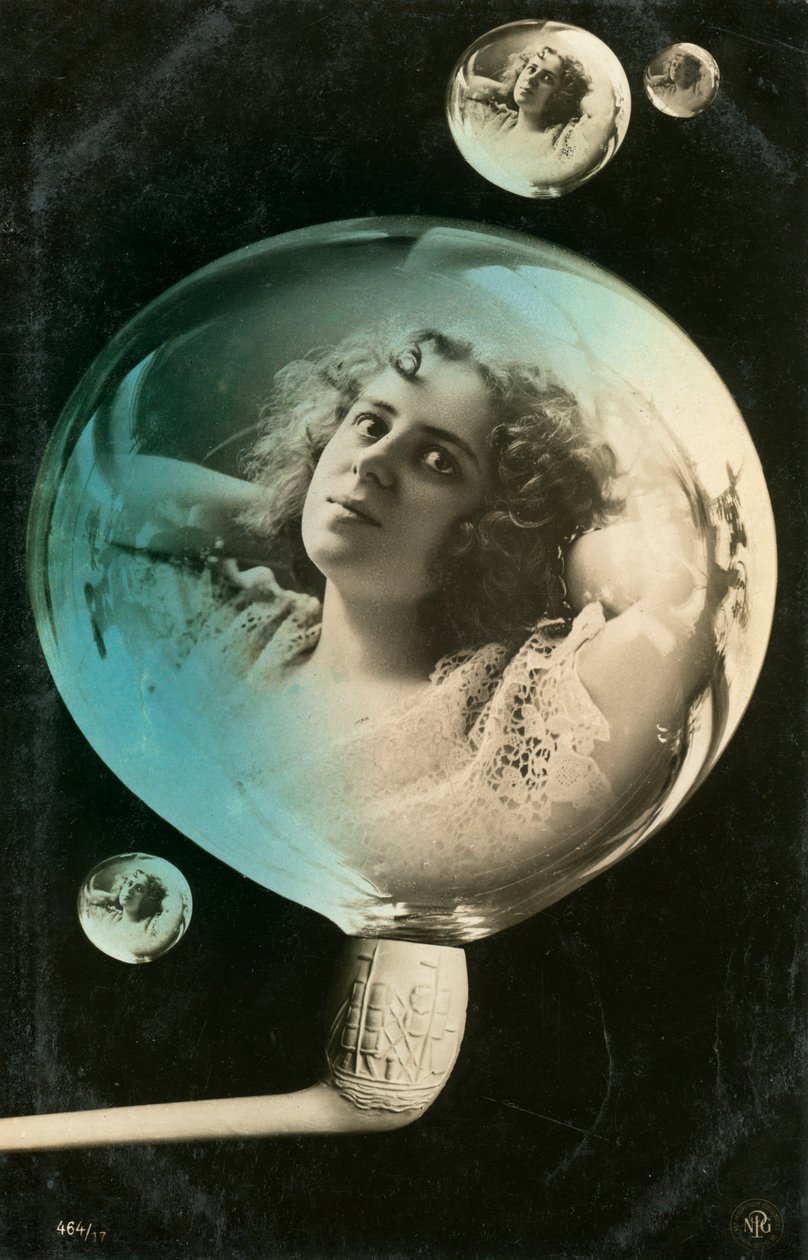 Kvinne reflektert i en boble, postkort, c1890-c1909 av Unbekannt