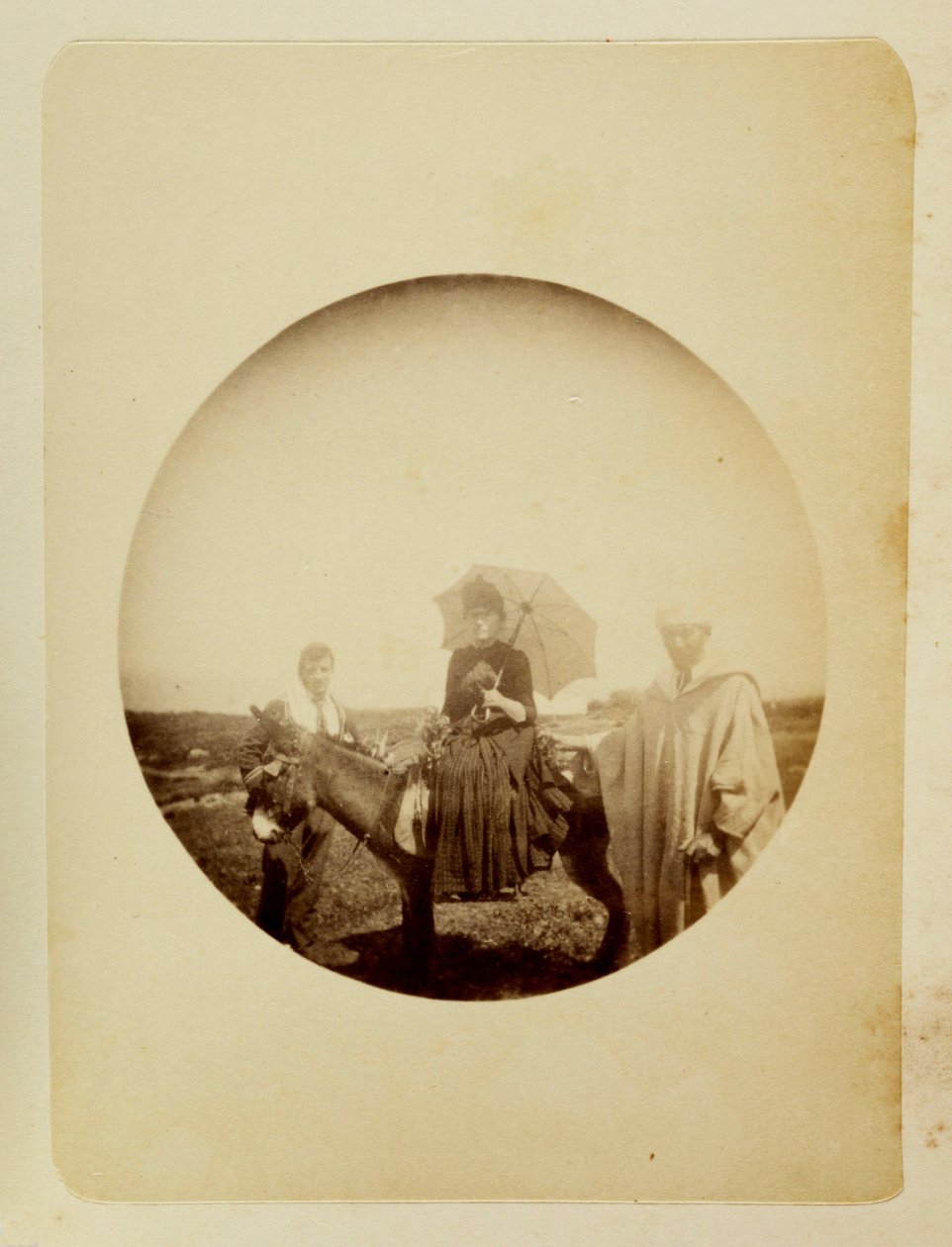 "Kvinne som rir på et esel", c 1890 av Unbekannt