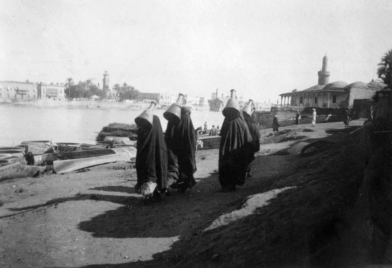 Kvinnelige vannbærere, Tigris-elven, Bagdad, Irak, 1917-1919 av Unbekannt