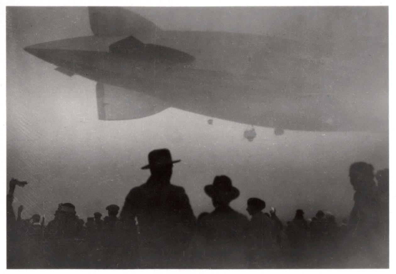 Zeppelin LZ 126 stigende i tåke, c1924-1933 1933 av Unbekannt