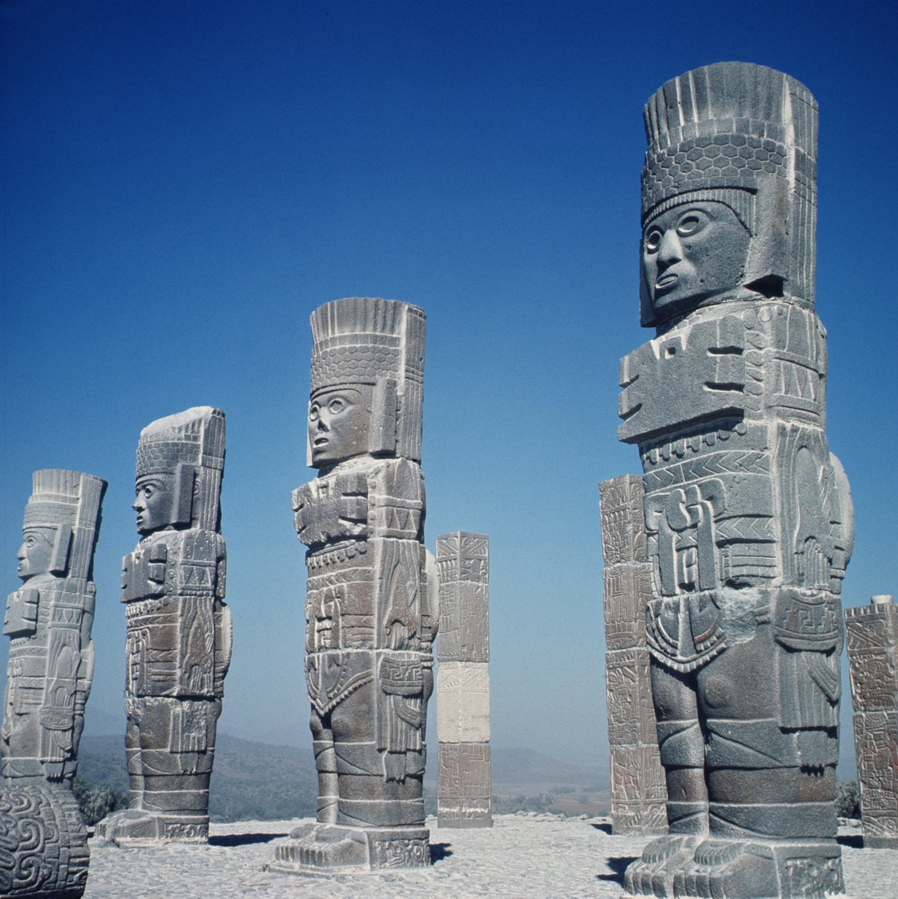Søyler skåret i menneskelig form, fra et Toltec-tempel, Tula, Mexico, 1100-tallet av Unbekannt Unbekannt