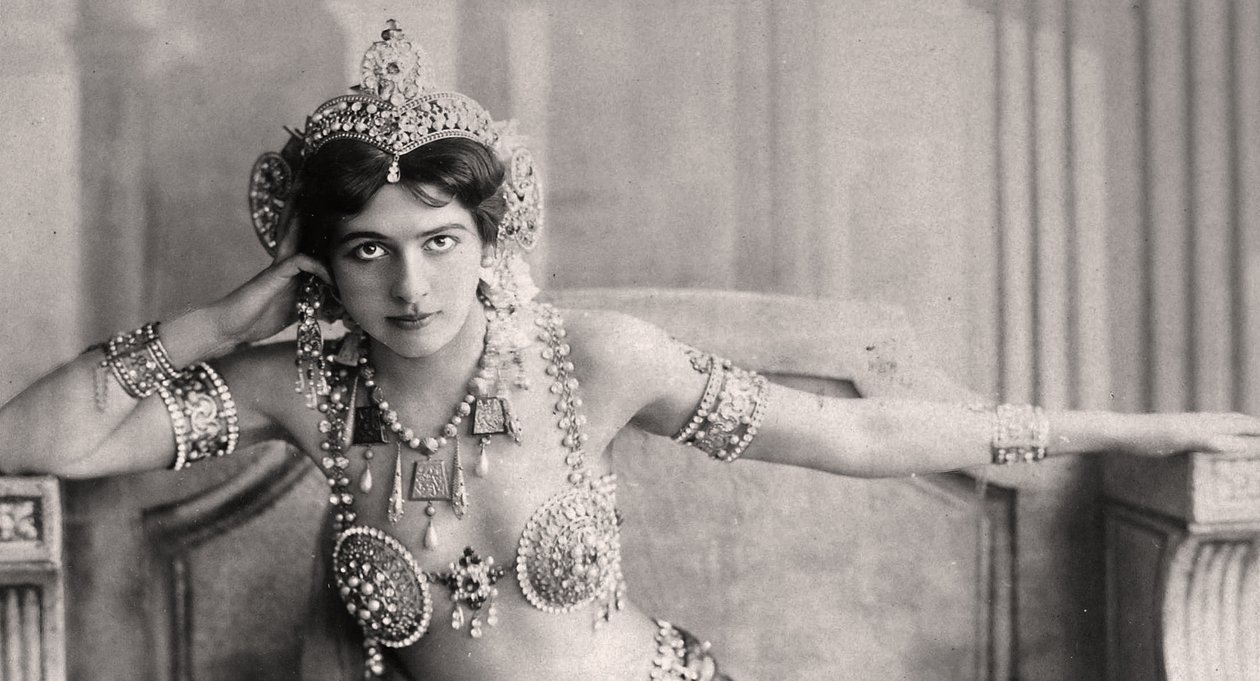 Mata Hari iført en juvelbesatt bikini. ca. 1910 av Unbekannt Unbekannt