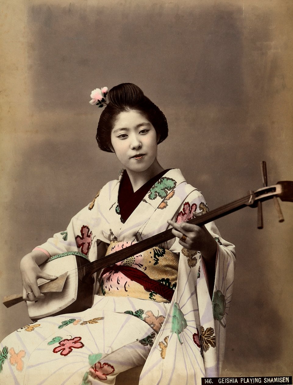 En geisha som spiller shamisen (farget bilde) av Unbekannter Künstler