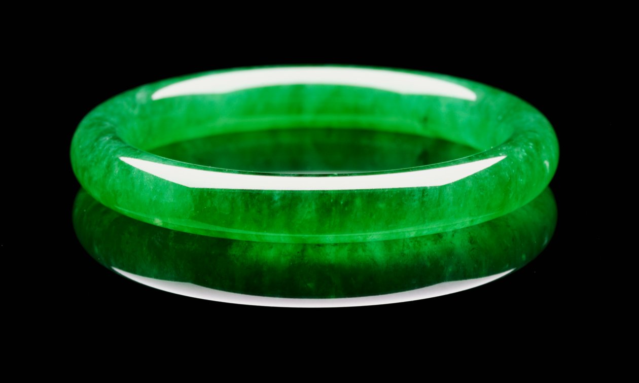En eksepsjonell jadeittarmring av Unbekannt