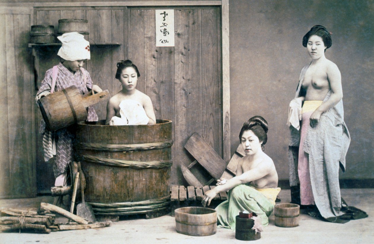 Geishaer som bader, ca. 1880-tallet (håndfarget bilde) av Unbekannter Künstler