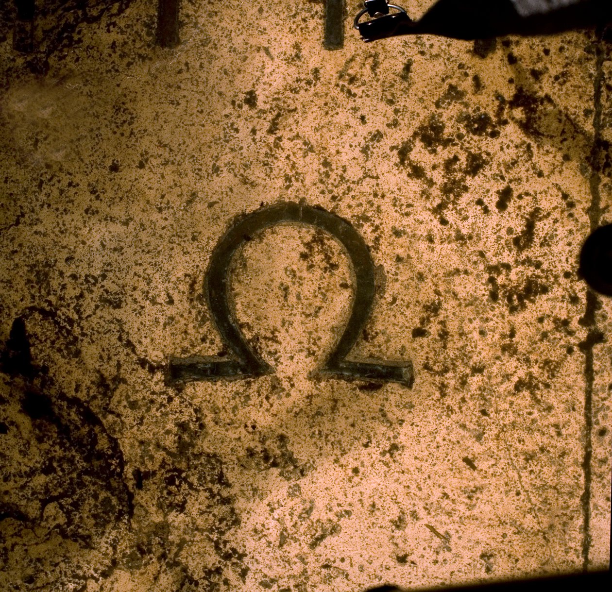 Omega-symbol på Augustus-soluret (bilde) av Unbekannt