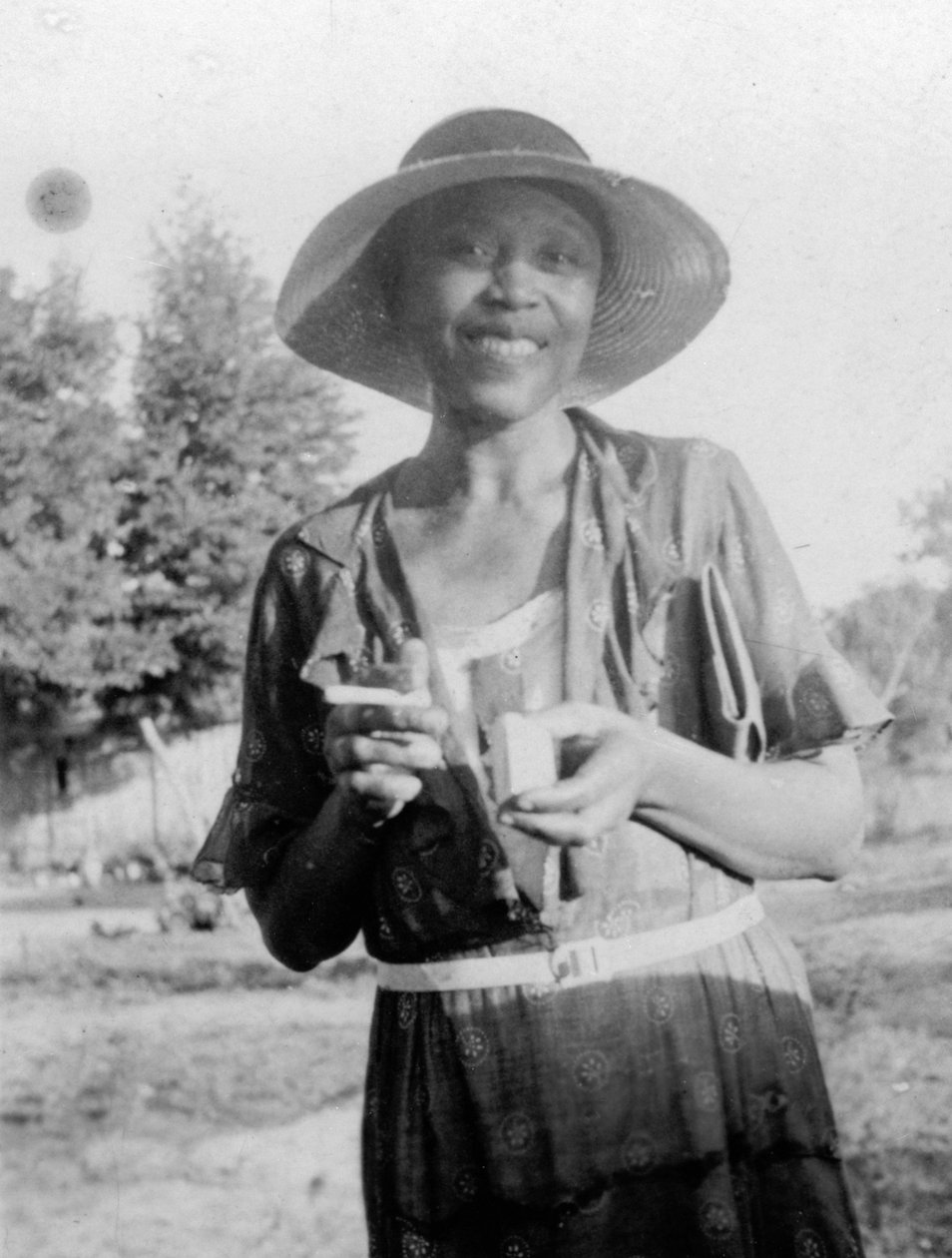 Smilende kvinne, ca. 1935 (s/hvitt-bilde) av Benjamin Baud