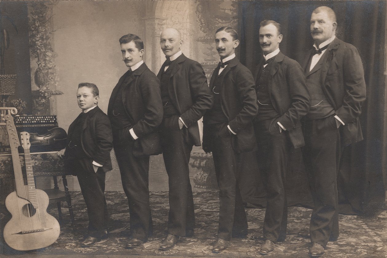 Uidentifisert Schrammel Sextett, ca. 1910 (s/hvitt-bilde) av Unbekannter Künstler