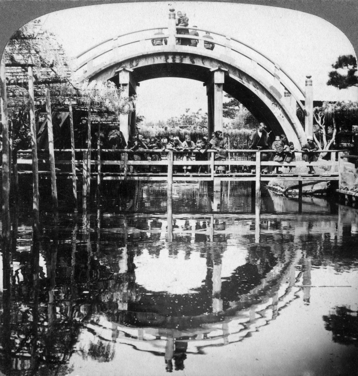 En halvsirkelformet bro i Japan, 1896. av Underwood and Underwood